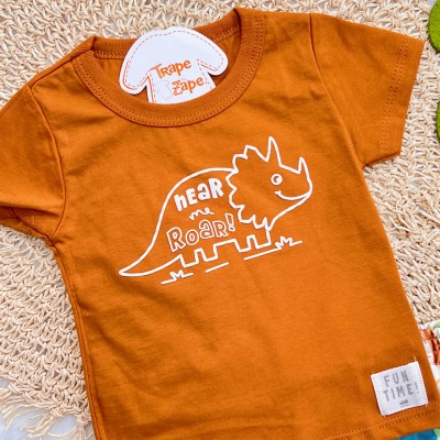 Conj. Camiseta Hear Me Roar e Bermuda Dinos - Ferrugem e Off White